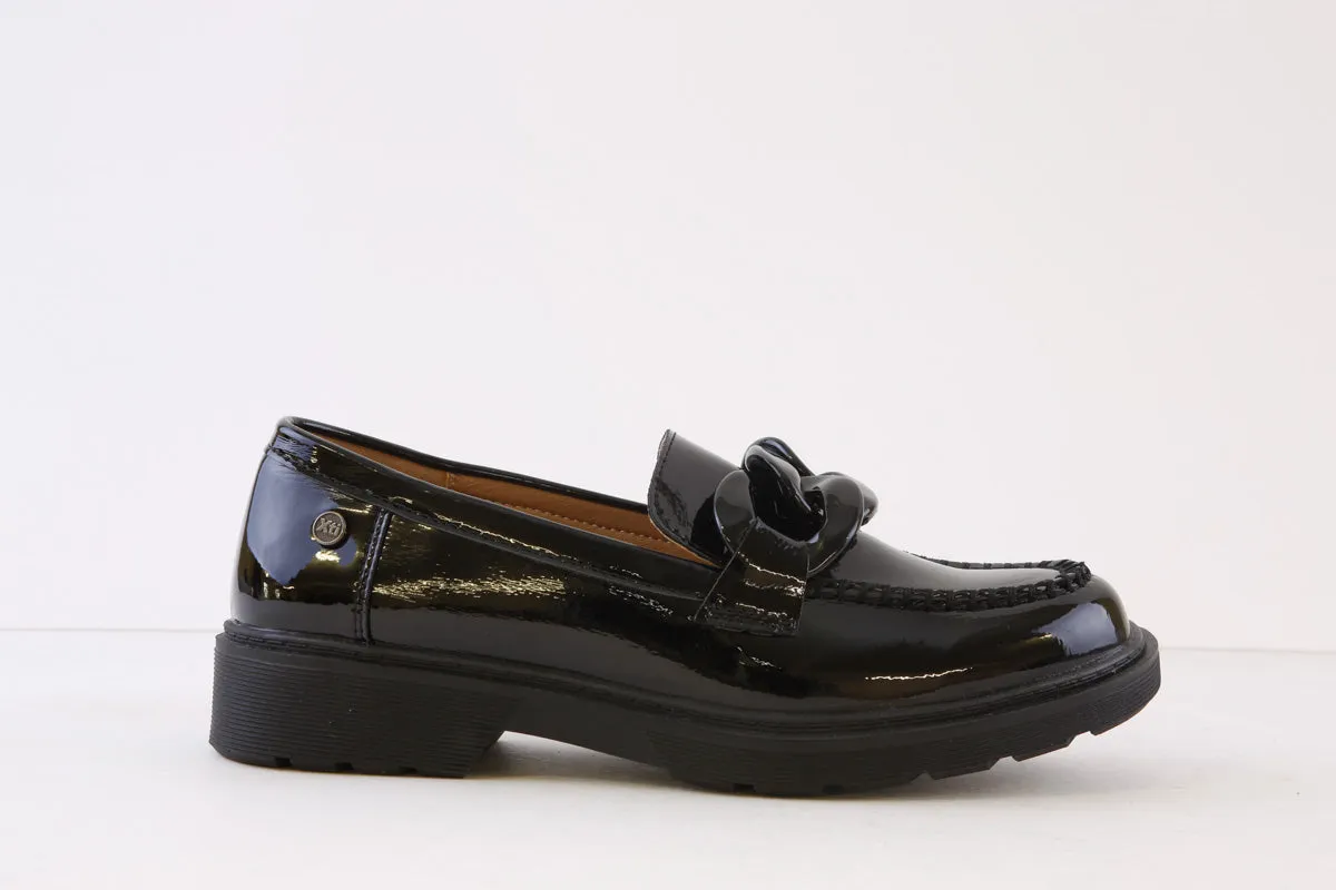XTI - 141174 FLAT LOAFER WITH CHAIN DETAIL - BLACK PATENT