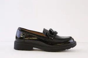 XTI - 141174 FLAT LOAFER WITH CHAIN DETAIL - BLACK PATENT